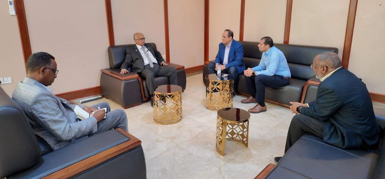 وزير الطاقة يلتقي وفد "شنايدر إلكتريك" لبحث إعادة تأهيل محطات الكهرباء