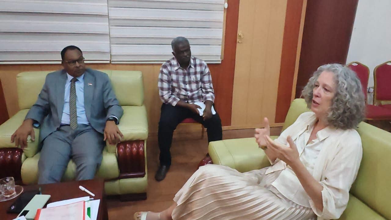 وزير الشباب والرياضة يبحث قضايا الشباب مع منسقة الأمم المتحدة للشؤون الإنسانية بالسودان