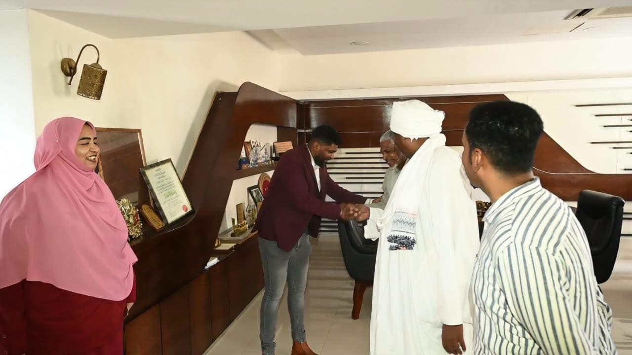 وفد من الصحة الاتحادية يتفقد مستشفى جامعة إفريقيا العالمية