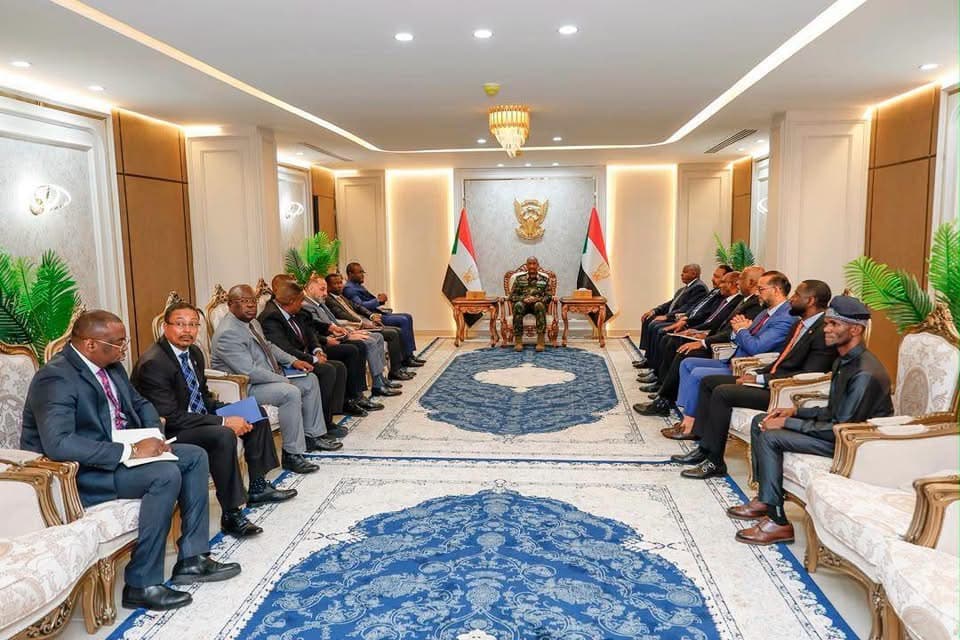 رئيس مجلس السيادة يلتقي وفد أجهزة الاستخبارات والأمن الإفريقية (السيسا)