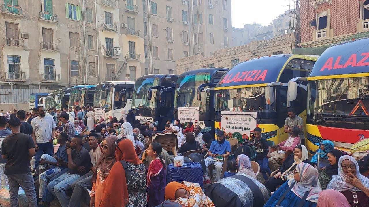 بحضور القنصل العام.. قوات الجمارك تدشّن تفويج العائدين من القاهرة إلى السودان